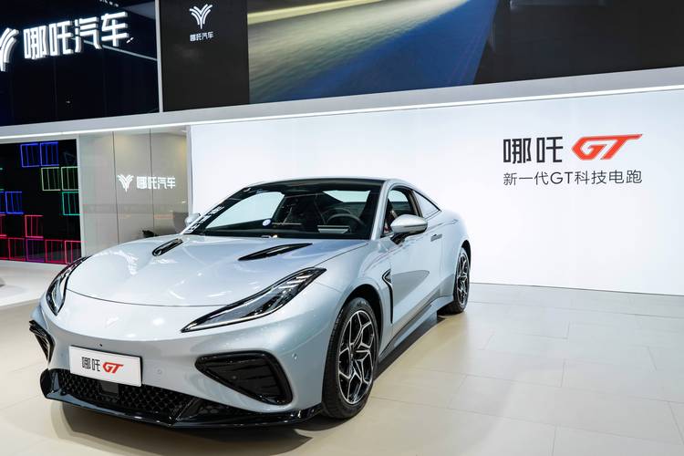 深圳156哪吒汽车在智能汽车领域的表现，领途汽车在新能源汽车市场中的影响力